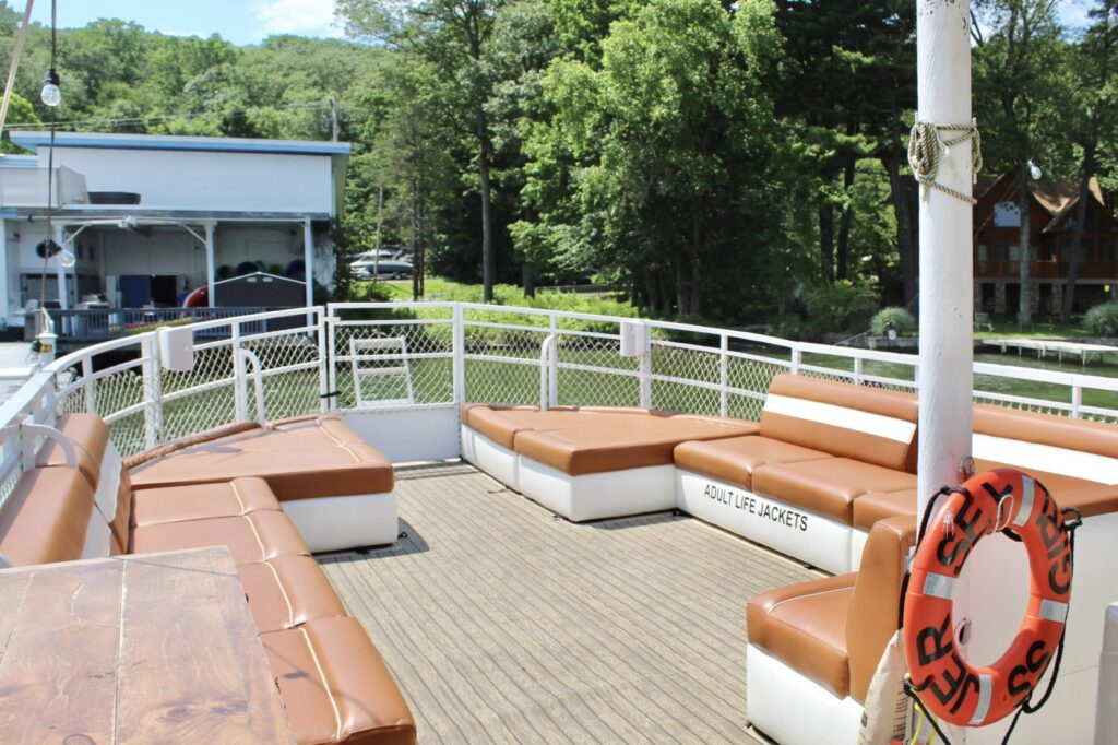 Above Deck - 50ft pontoon boat yacht Above Deck - 50ft pontoon boat yacht