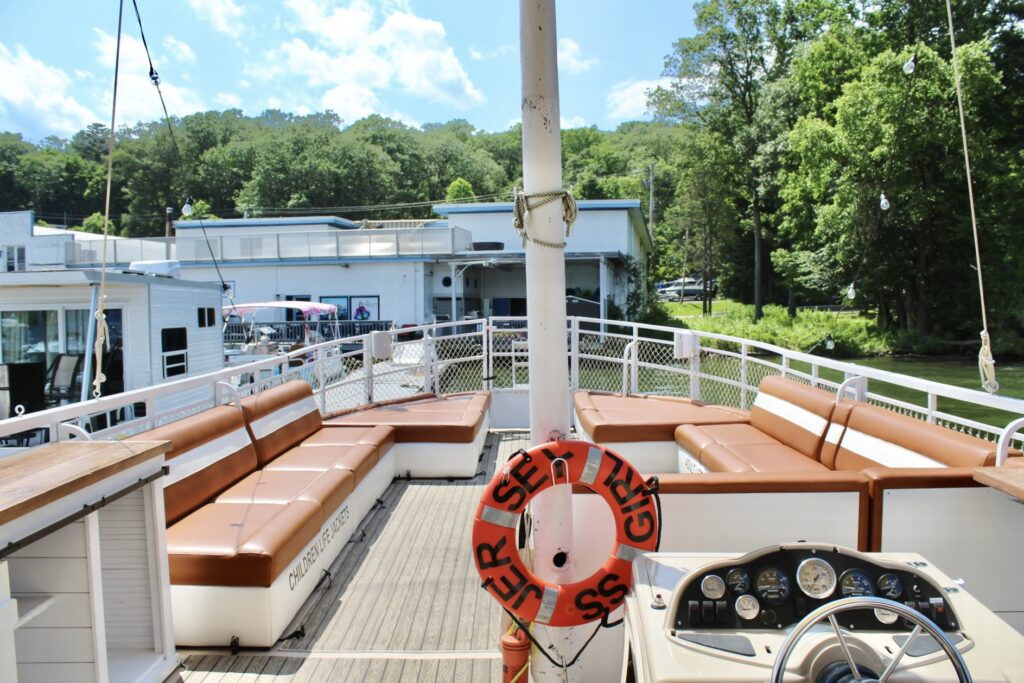 Above Deck - 50ft pontoon boat yacht Above Deck - 50ft pontoon boat yacht