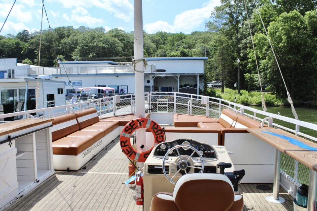 Above Deck - 50ft pontoon boat yacht Above Deck - 50ft pontoon boat yacht