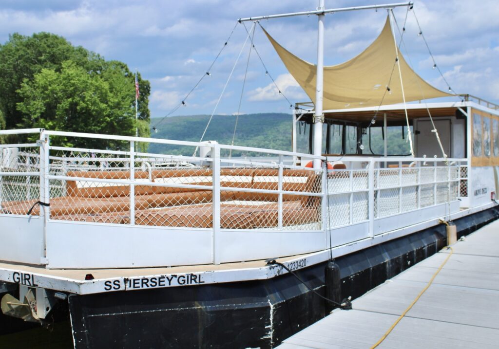 Above Deck - 50ft pontoon boat yacht Above Deck - 50ft pontoon boat yacht